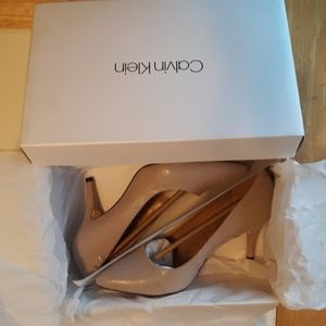 Calvin Klein Women's dress shoes. Size is 6M.